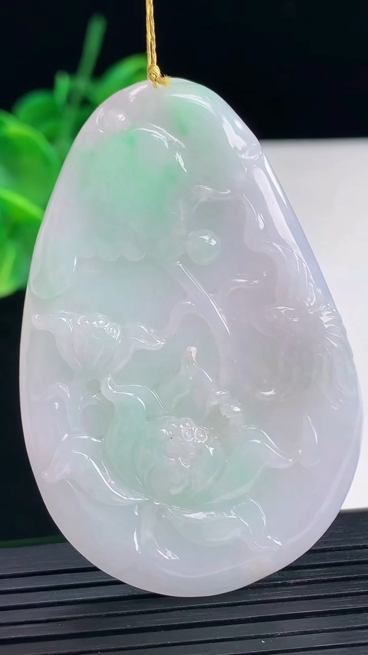 天然A货翡翠鸟语花香吊坠尺寸62.7-41.4-5.6重量:31.02g
4月8日