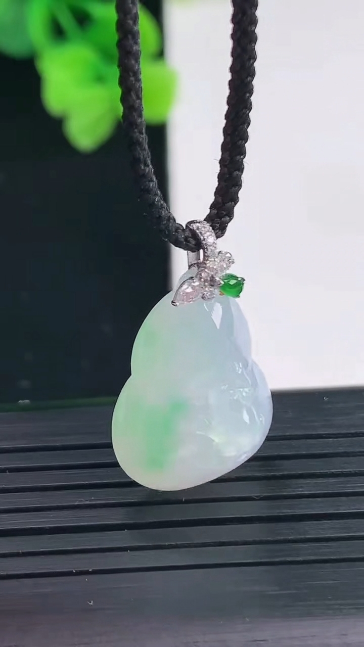 天然A货翡翠葫芦吊坠尺寸26-15.6-10.6重量:4.60g
4月8日