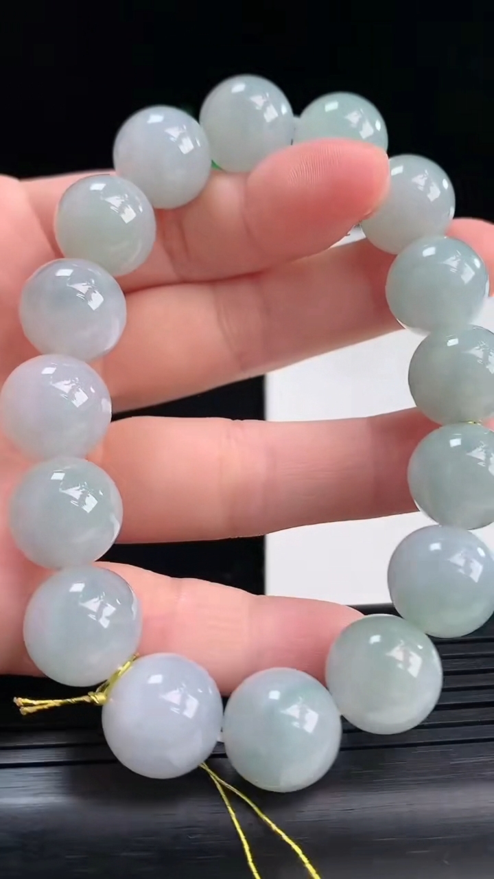 天然A货翡翠飘花圆珠手串尺寸12.8-16颗重量:60.08g4月8日
工厂直销收藏佳品,种好水足，色泽均匀，有种有色，上手高大气！