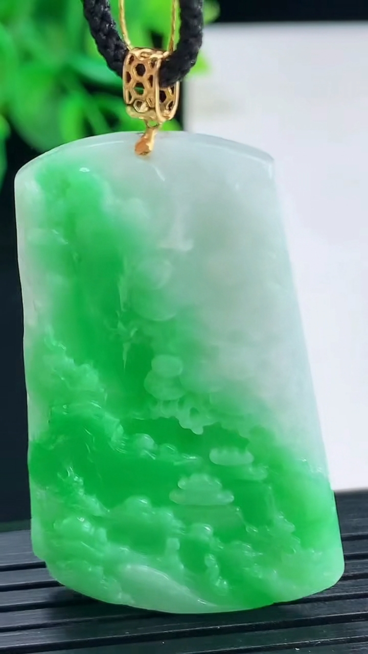 天然A货翡翠山水牌吊坠尺寸46.1-29-6.3重量:20.04g
4月8日
