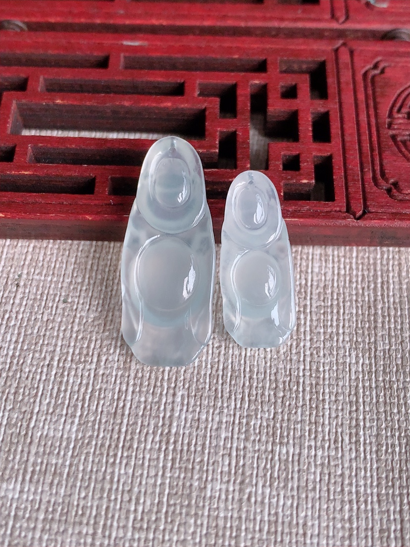 天然A货翡翠白冰白月光站佛吊坠一对 
尺寸29.8-11.8-4mm 重量4.08g 0407