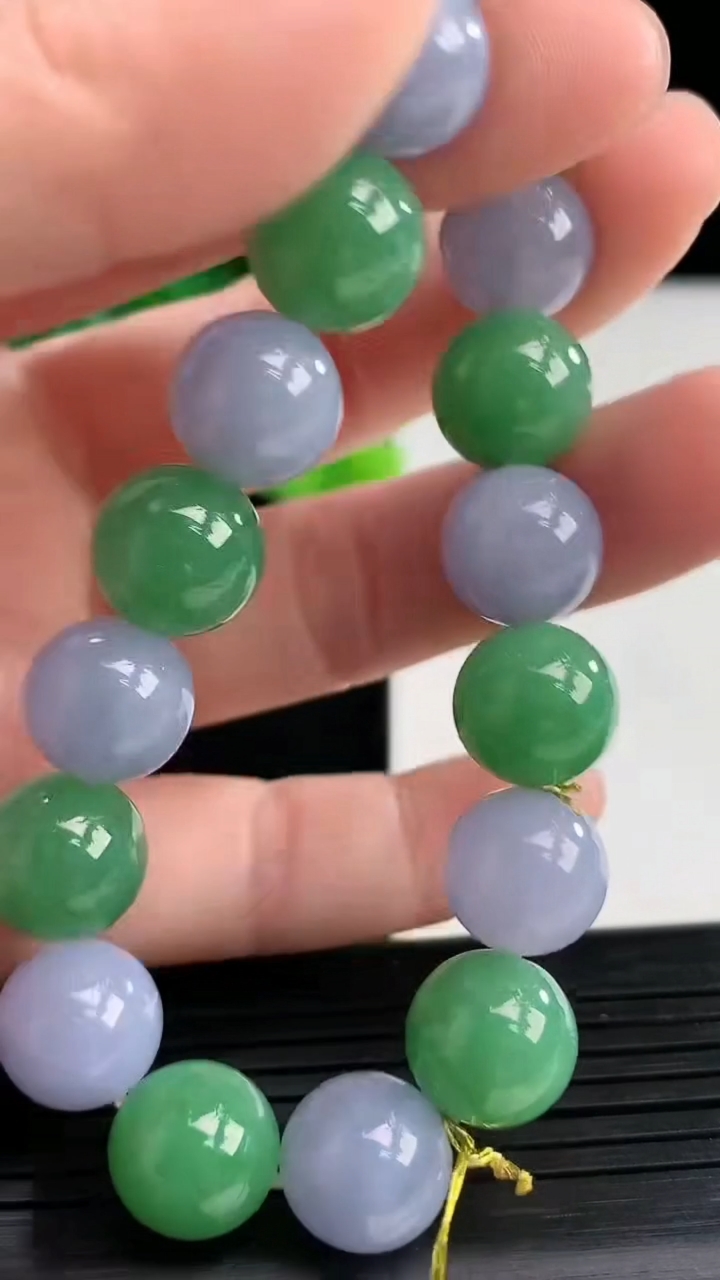天然A货翡翠圆珠手串尺寸10.8-18颗重量:41.20g4月8日
工厂直销收藏佳品,种好水足，色泽均匀，有种有色，上手高大气！