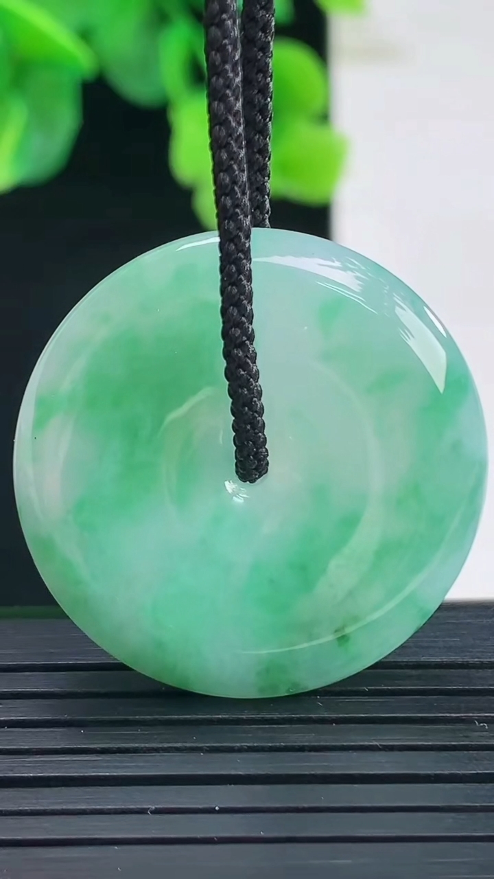 天然A货翡翠平安扣吊坠尺寸31.2-6重量:13.13g
4月8日