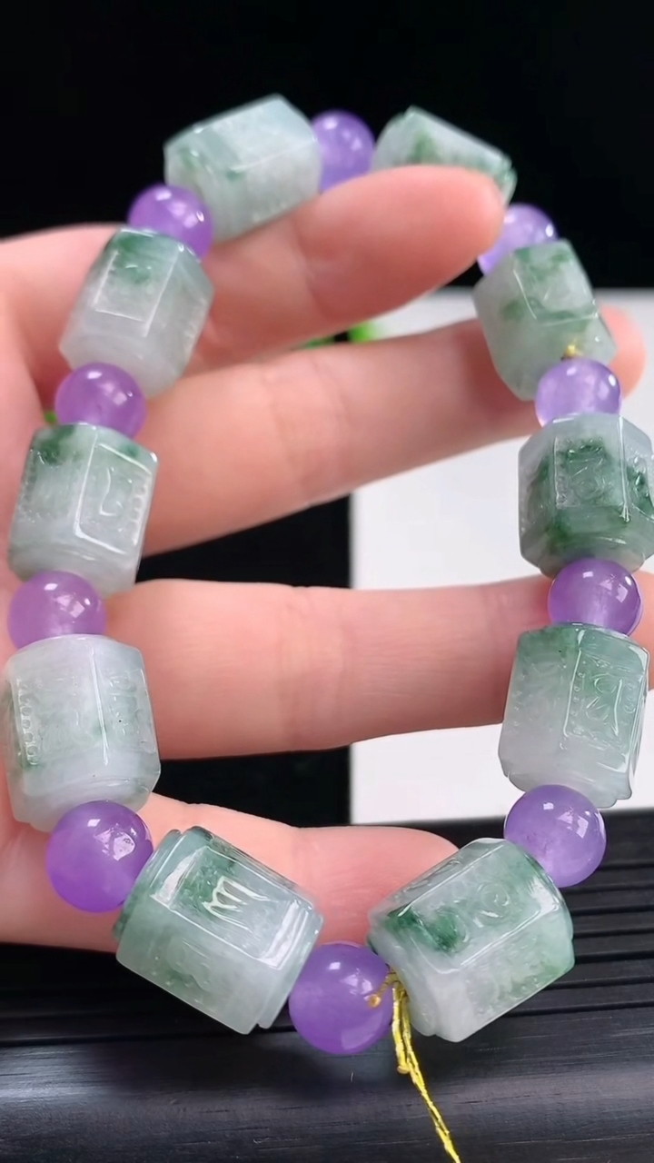 天然A货翡翠飘花六字真言路路通手串尺寸13.6-10.8重量:46.93g4月8日
工厂直销收藏佳品,种好水足，色泽均匀，有种有色，上手高大气！