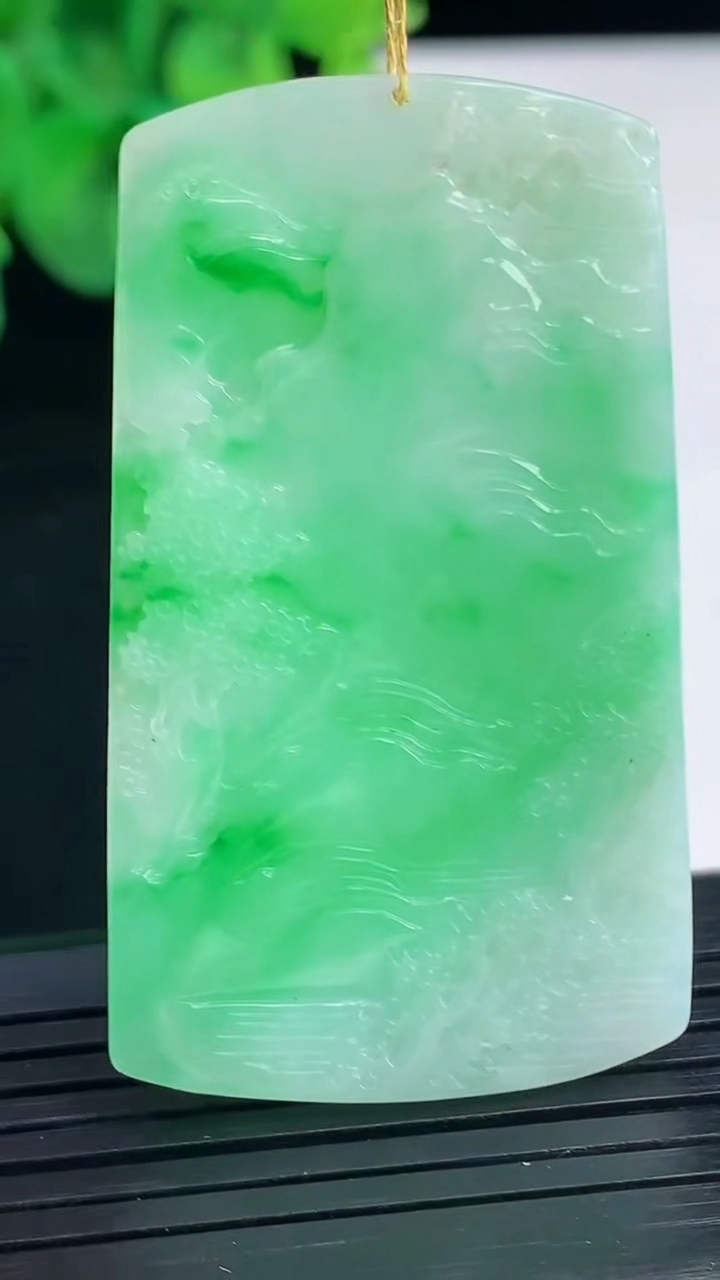 天然A货翡翠山水牌吊坠尺寸50.1-29-4.7重量:14.06g
4月8日