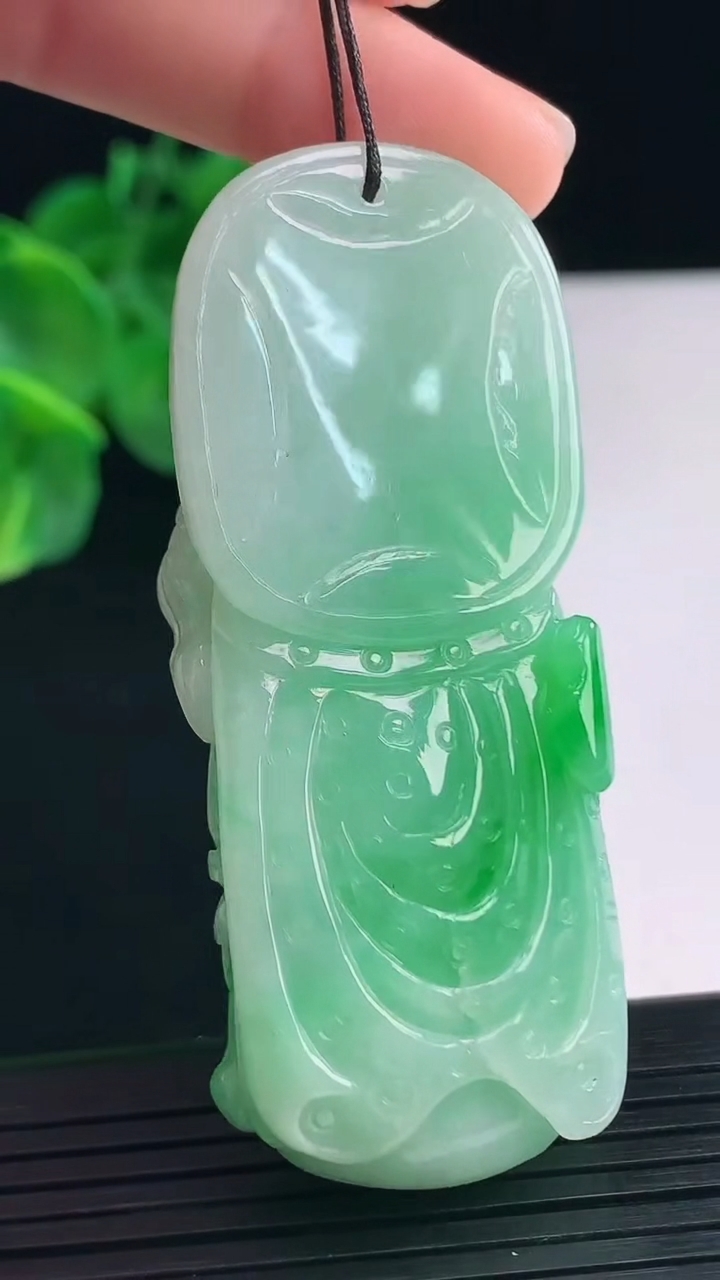 天然A货翡翠关公吊坠尺寸63.8-25.3-17重量:56.57g
4月8日