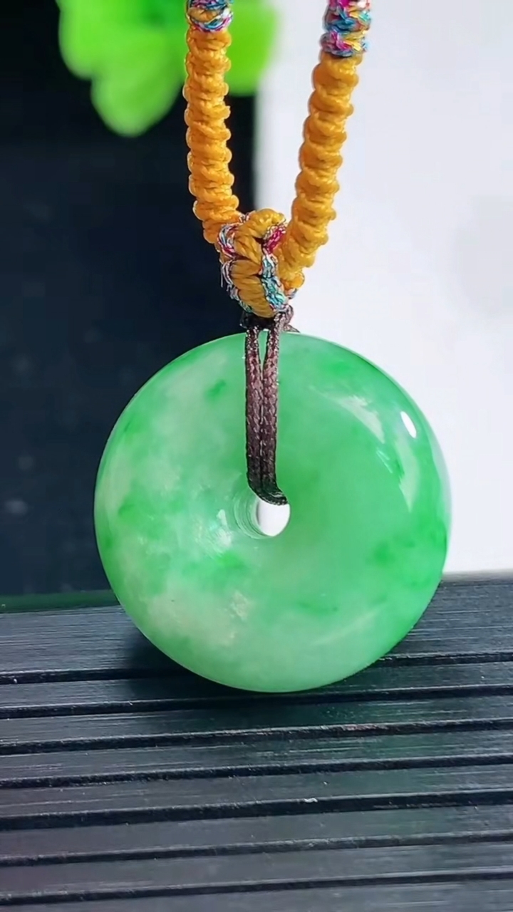 天然A货翡翠平安扣吊坠尺寸20-9.1重量:9.14g
4月8日