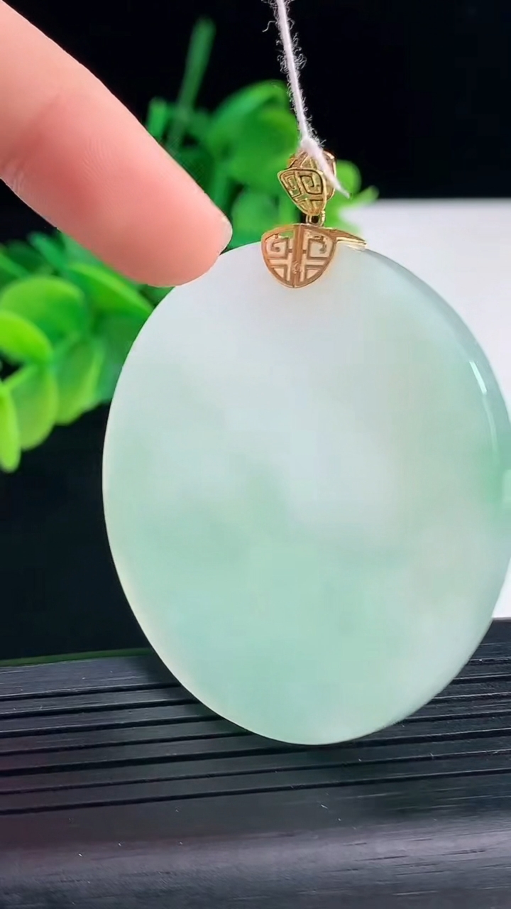 天然A货翡翠无事牌吊坠尺寸46.9-3.7重量:22.63g
4月8日