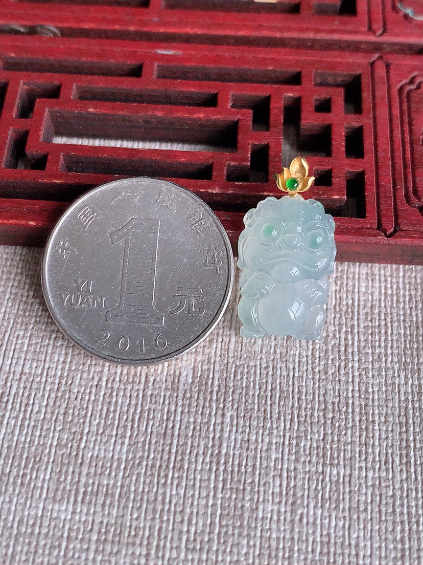 天然A货翡翠18K金扣头飘绿狮子吊坠 
尺寸23.8-18.3-12.5-5.5mm 重量2.77g 0407
