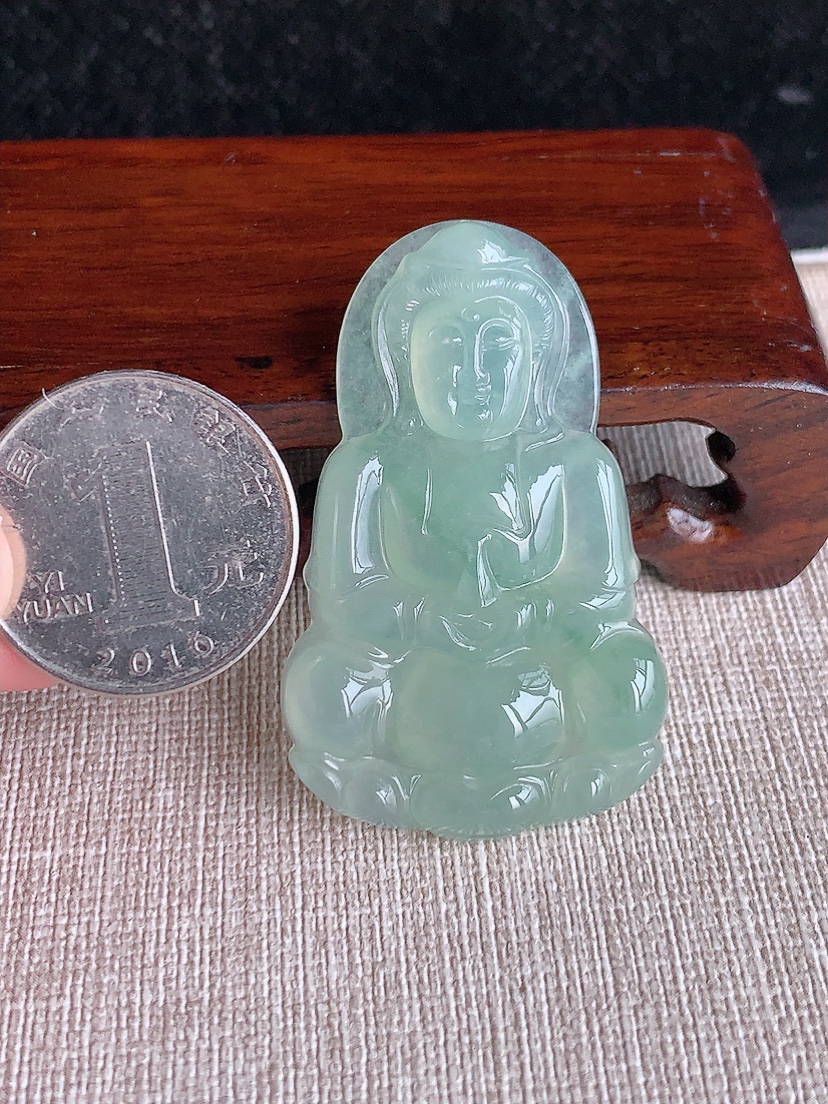 天然A货翡翠晴水正装观音吊坠 
尺寸49.2-30.7-6mm 重量14.88g 0407