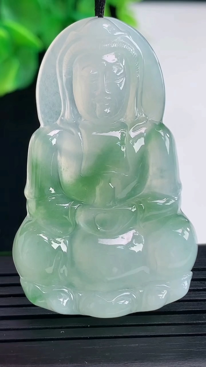 天然A货翡翠观音菩萨吊坠尺寸51.6-32.2-5.4重量:16.40g
4月8日