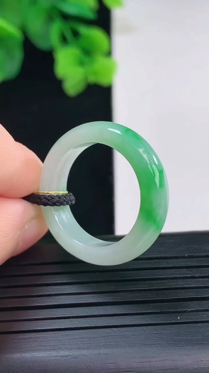 天然A货翡翠指环戒指尺寸19.1-5.9-3.7重量:4.62g2026年4月8日
工厂直销收藏佳品