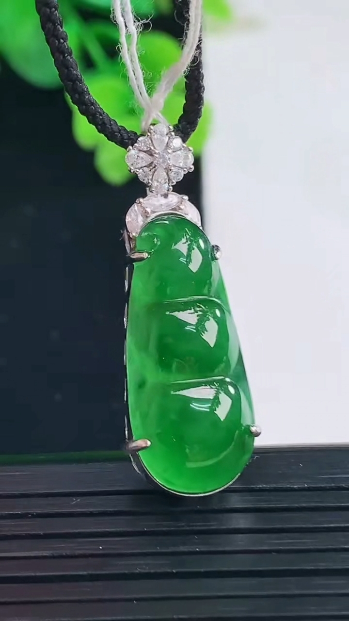 天然A货翡翠福豆吊坠尺寸34.2-11.2-8.5重量:4.97g
4月8日