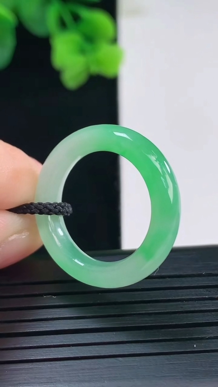 天然A货翡翠指环戒指尺寸18.3-4.8-4重量:3.78g2026年4月8日
工厂直销收藏佳品,种