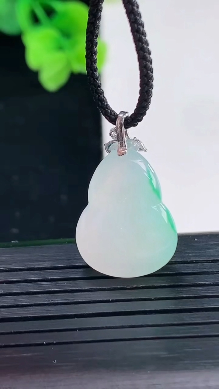 天然A货翡翠葫芦吊坠尺寸26-15.6-10.6重量:4.60g
4月8日
