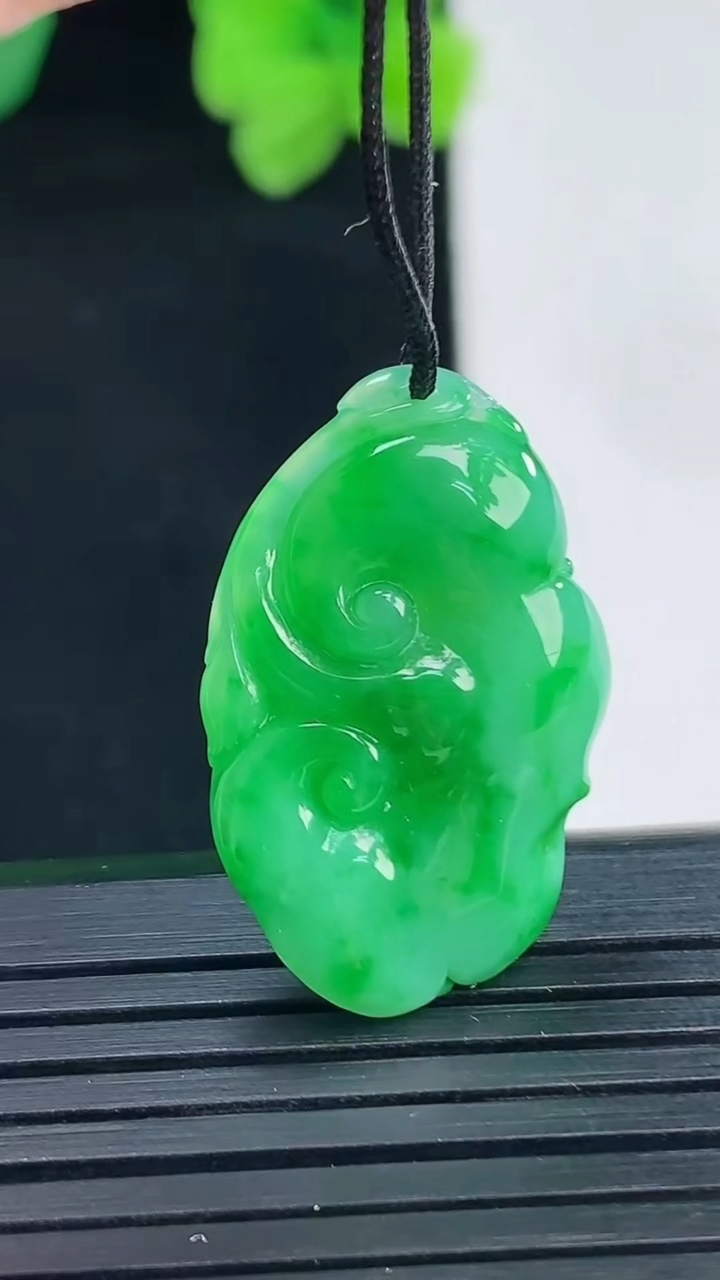 天然A货翡翠如意吊坠尺寸26.9-17.4-5重量:3.91g
4月8日