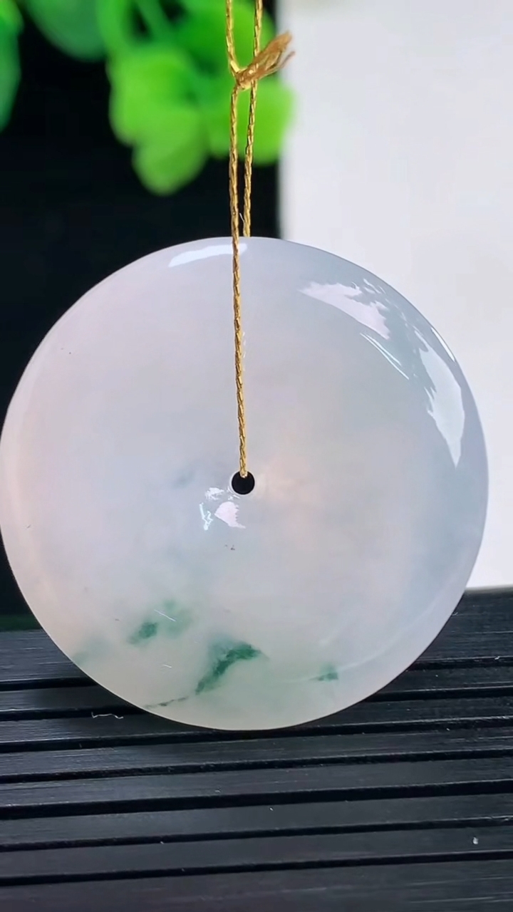 天然A货翡翠飘花平安扣吊坠尺寸31.3-5.3重量:11.72g
4月8日