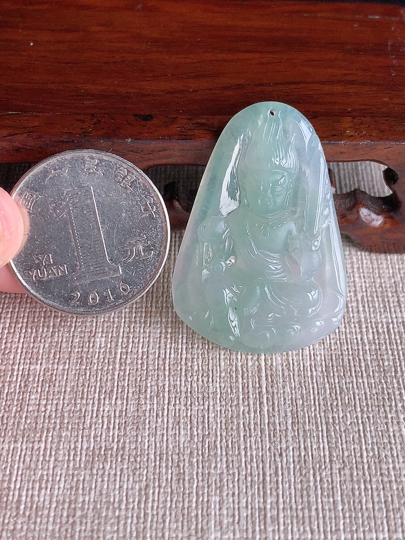 天然A货翡翠晴绿不动明王吊坠 
尺寸38-26.5-4.8mm 重量7.66g 0407