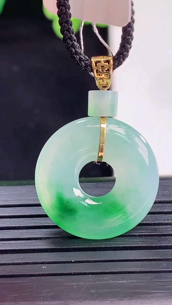 天然A货翡翠平安环吊坠尺寸20-3.8重量:3.42g
4月8日