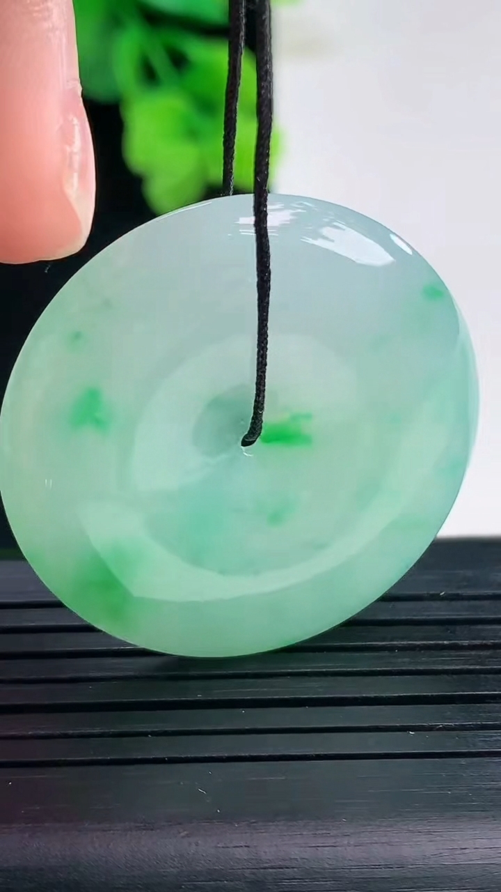 天然A货翡翠平安扣吊坠尺寸35.3-9重量:15.82g
4月8日