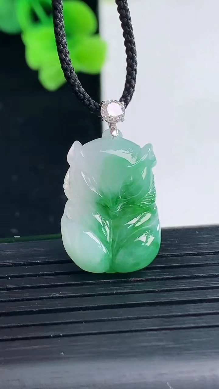 天然A货翡翠狐狸吊坠尺寸27.6-15.4-5.8重量:4.41g
4月8日