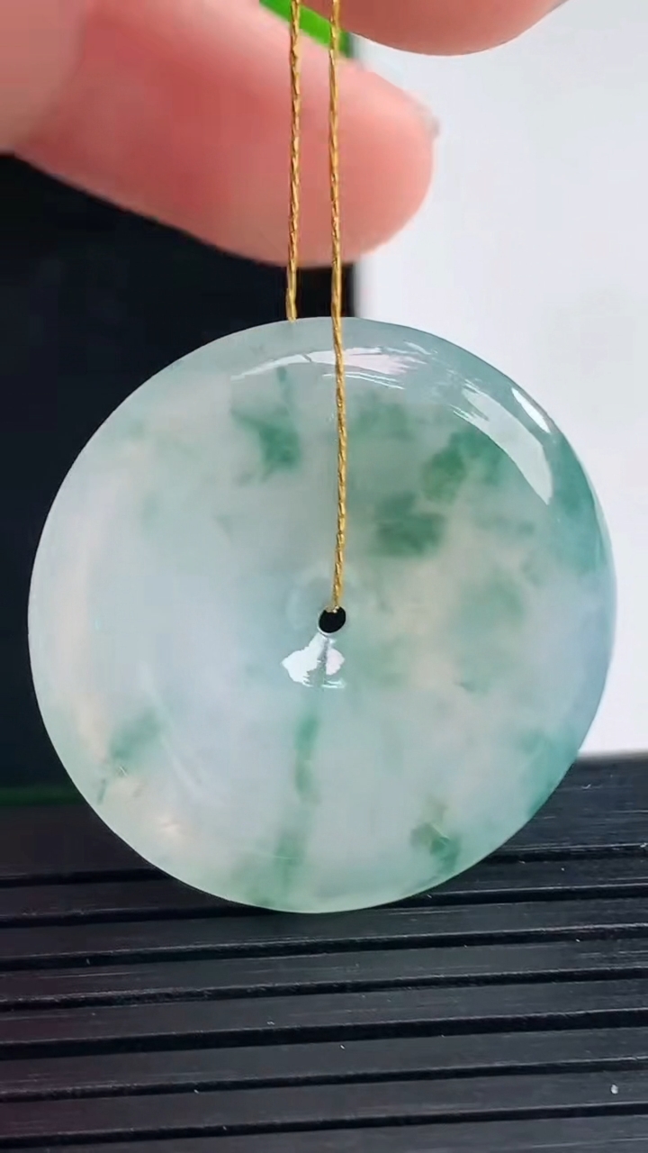 天然A货翡翠飘花平安扣吊坠尺寸28.7-4.7重量:8.68g
4月8日