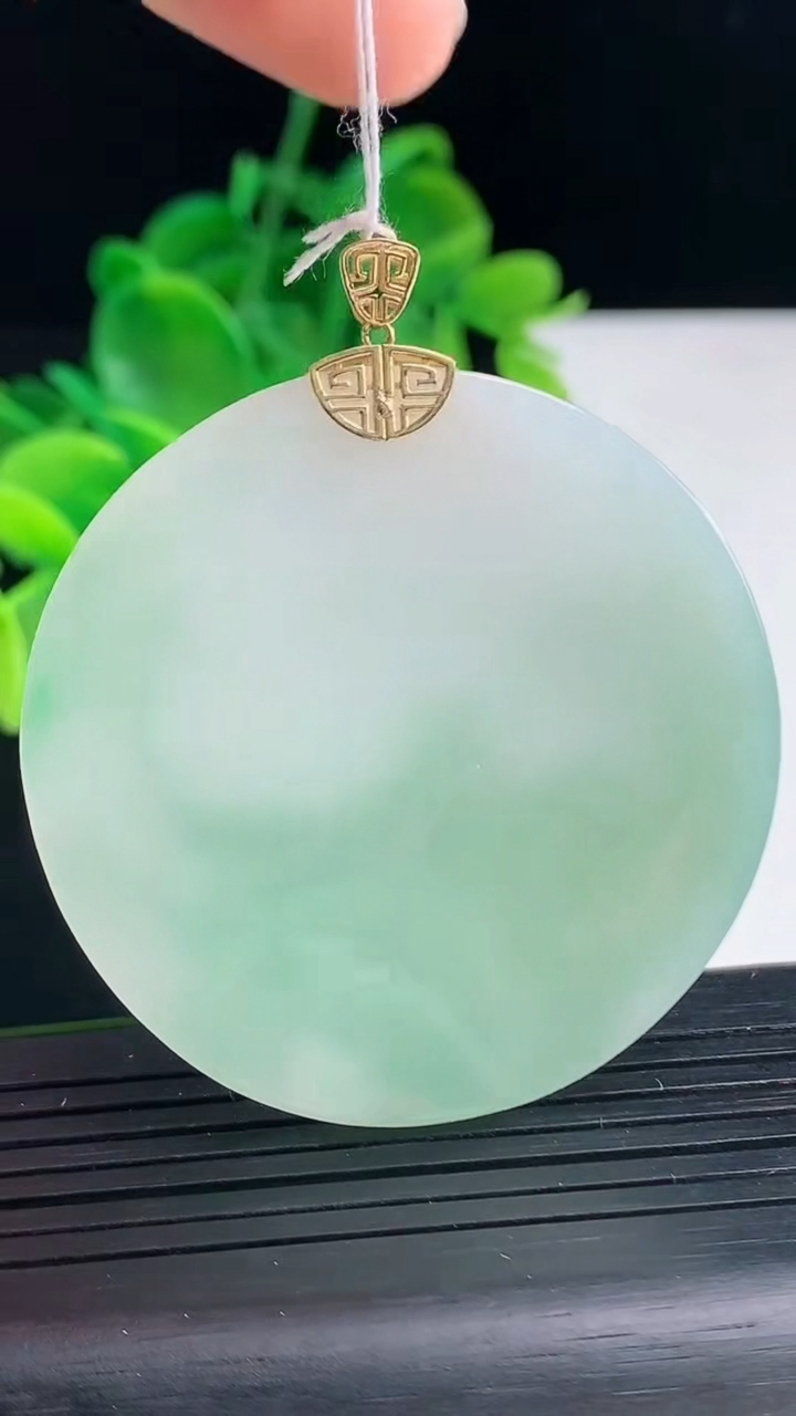 天然A货翡翠无事牌吊坠尺寸46.9-3.7重量:22.63g
4月8日