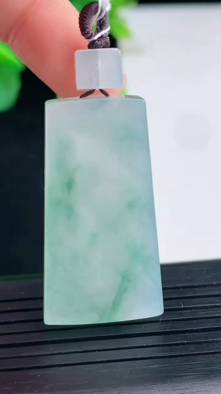 天然A货翡翠冰种飘花无事牌吊坠尺寸37.6-20.2-6重量:14.50g
4月8日