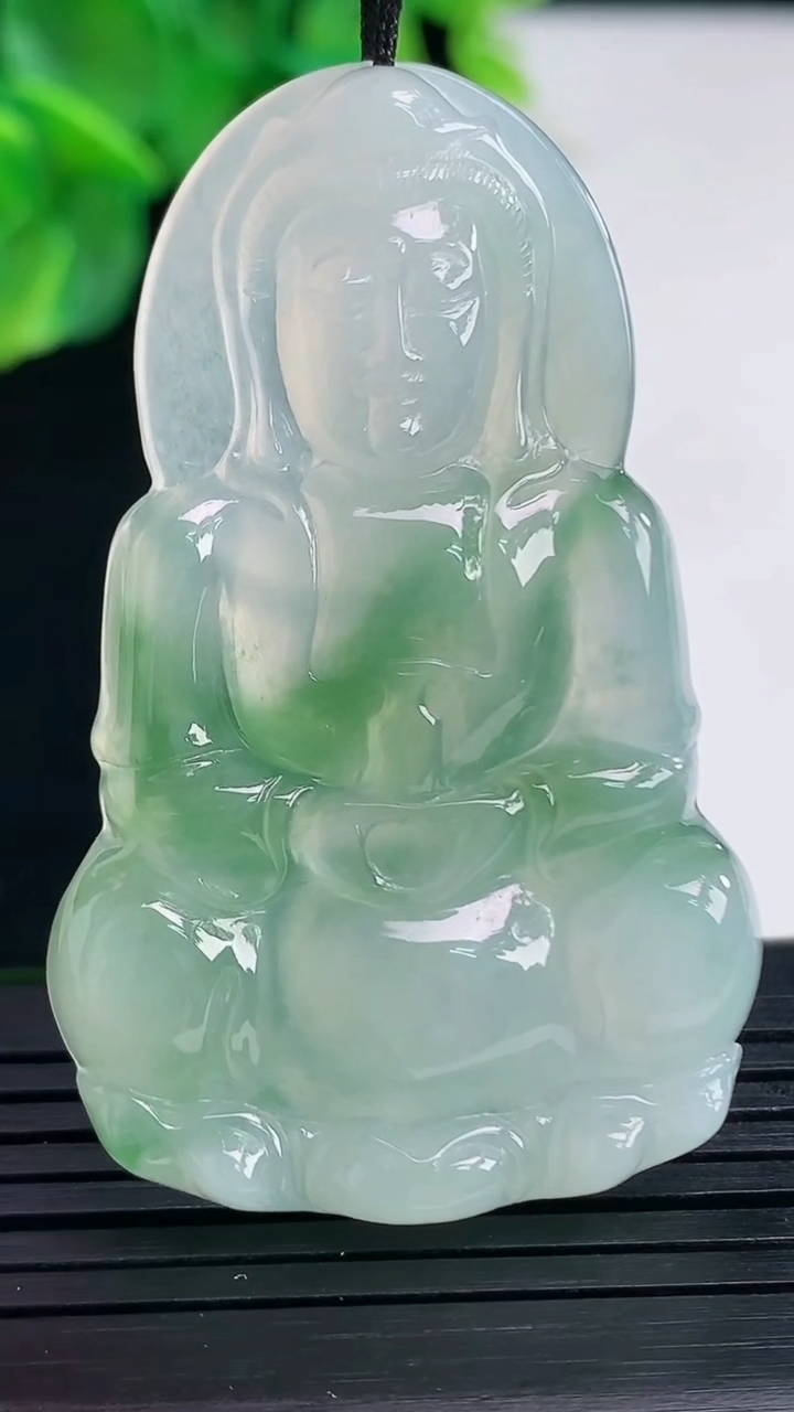 天然A货翡翠观音菩萨吊坠尺寸51.6-32.2-5.4重量:16.40g
4月8日