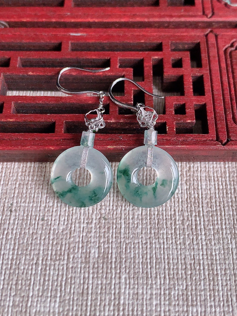 天然A货翡翠18K金镶嵌飘花平安环耳坠 
尺寸12.5-2.5mm 重量2.25g 0407