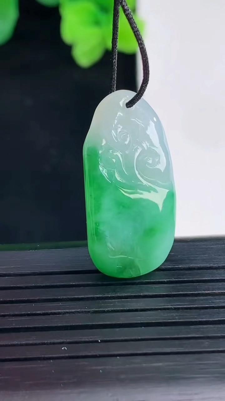 天然A货翡翠鸟语花香吊坠尺寸27.4-13.7-7.1重量:5.38g
4月8日