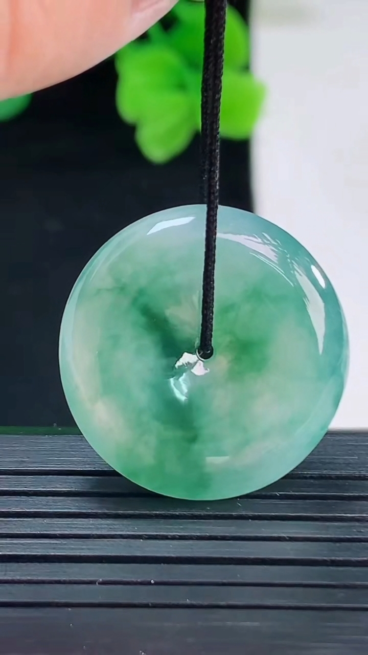 天然A货翡翠冰种飘花平安扣吊坠尺寸24.1-5.5重量:6.71g
4月8日