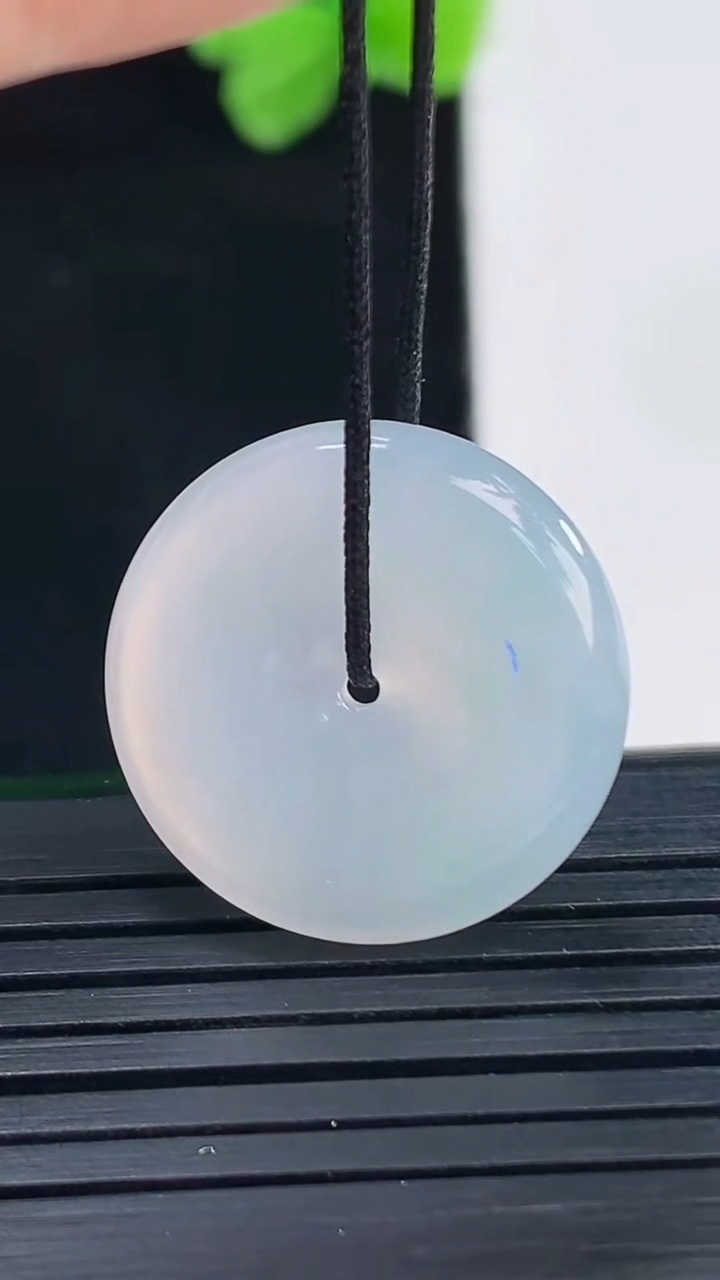 天然A货翡翠紫罗兰平安扣吊坠尺寸20.5-4.6重量:4.34g
4月8日