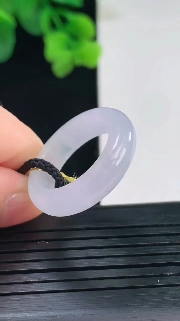 天然A货翡翠紫罗兰指环戒指尺寸17.4-5.6-3.8重量:4.30g2026年4月8日
工厂直销收藏佳品,种好水足，色泽均匀，有种有色，上手高大气！