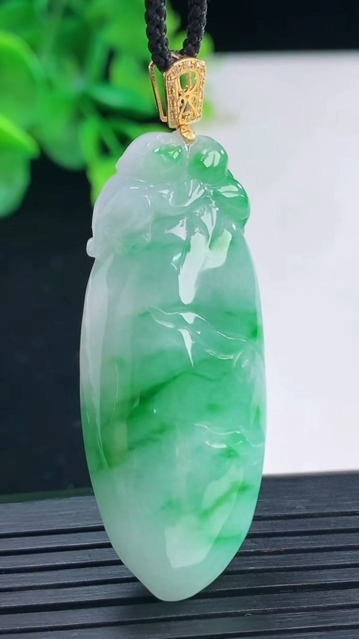 天然A货翡翠福瓜吊坠尺寸49.8-19.8-10.4重量:17.97g
4月8日