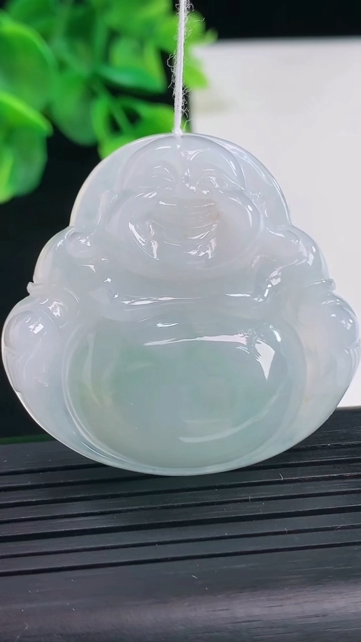 天然A货翡翠飘花佛公吊坠尺寸41.6-44-9.1重量:25.48g
4月8日