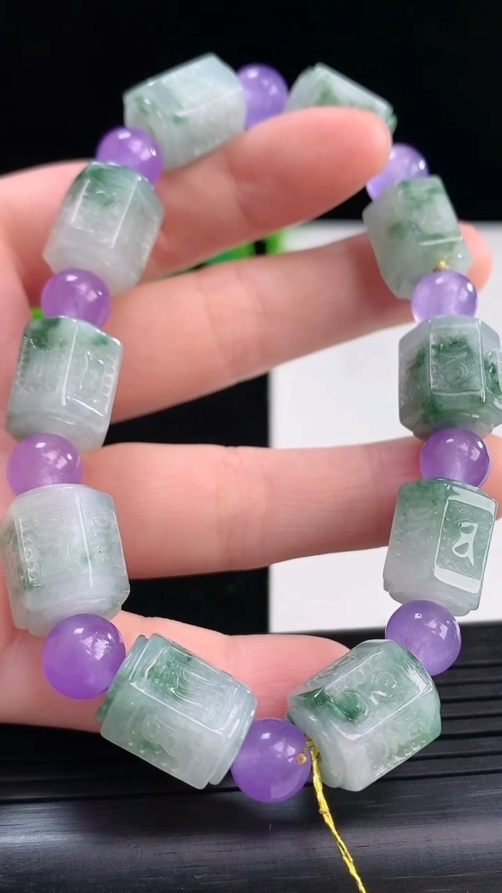 天然A货翡翠飘花六字真言路路通手串尺寸13.6-10.8重量:46.93g4月8日
工厂直销收藏佳品