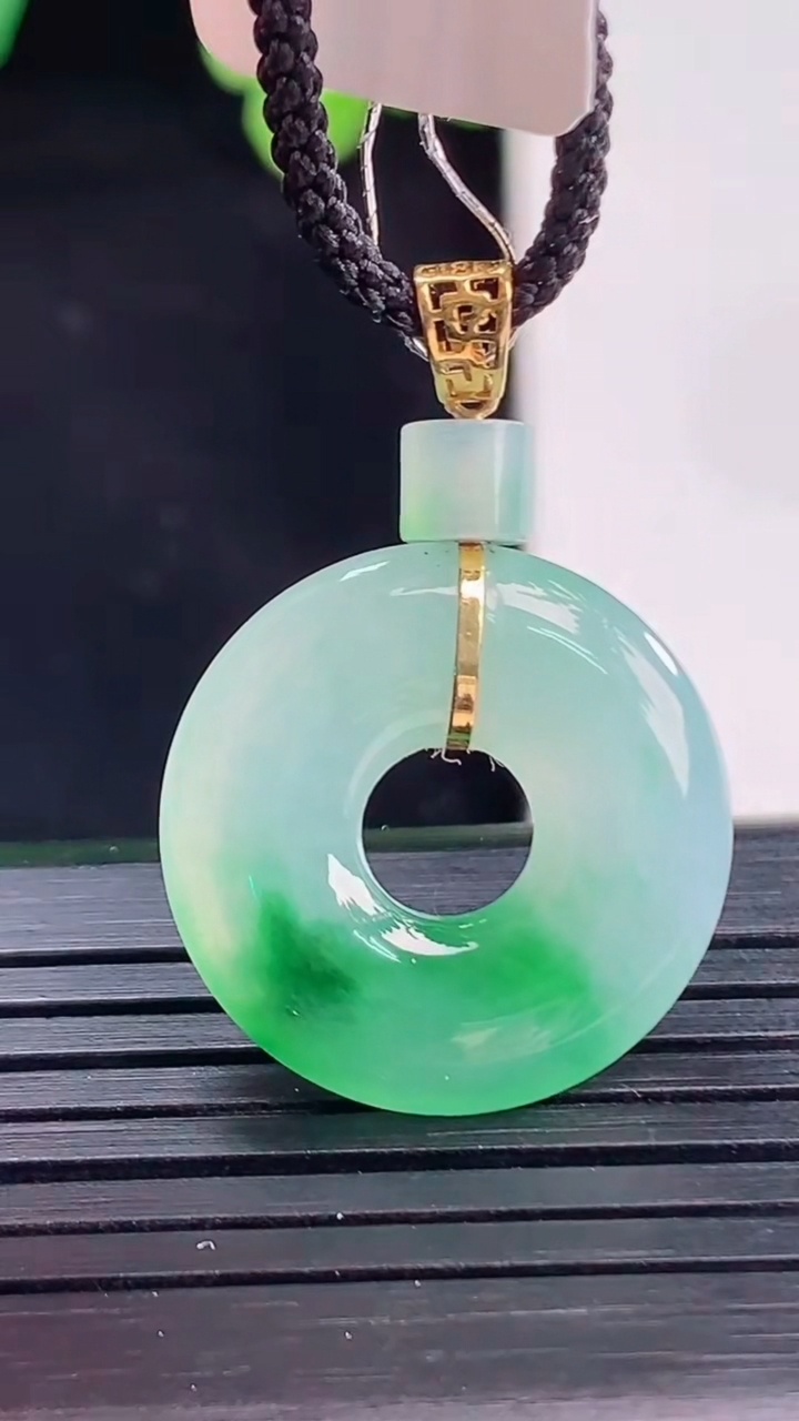 天然A货翡翠平安环吊坠尺寸20-3.8重量:3.42g
4月8日