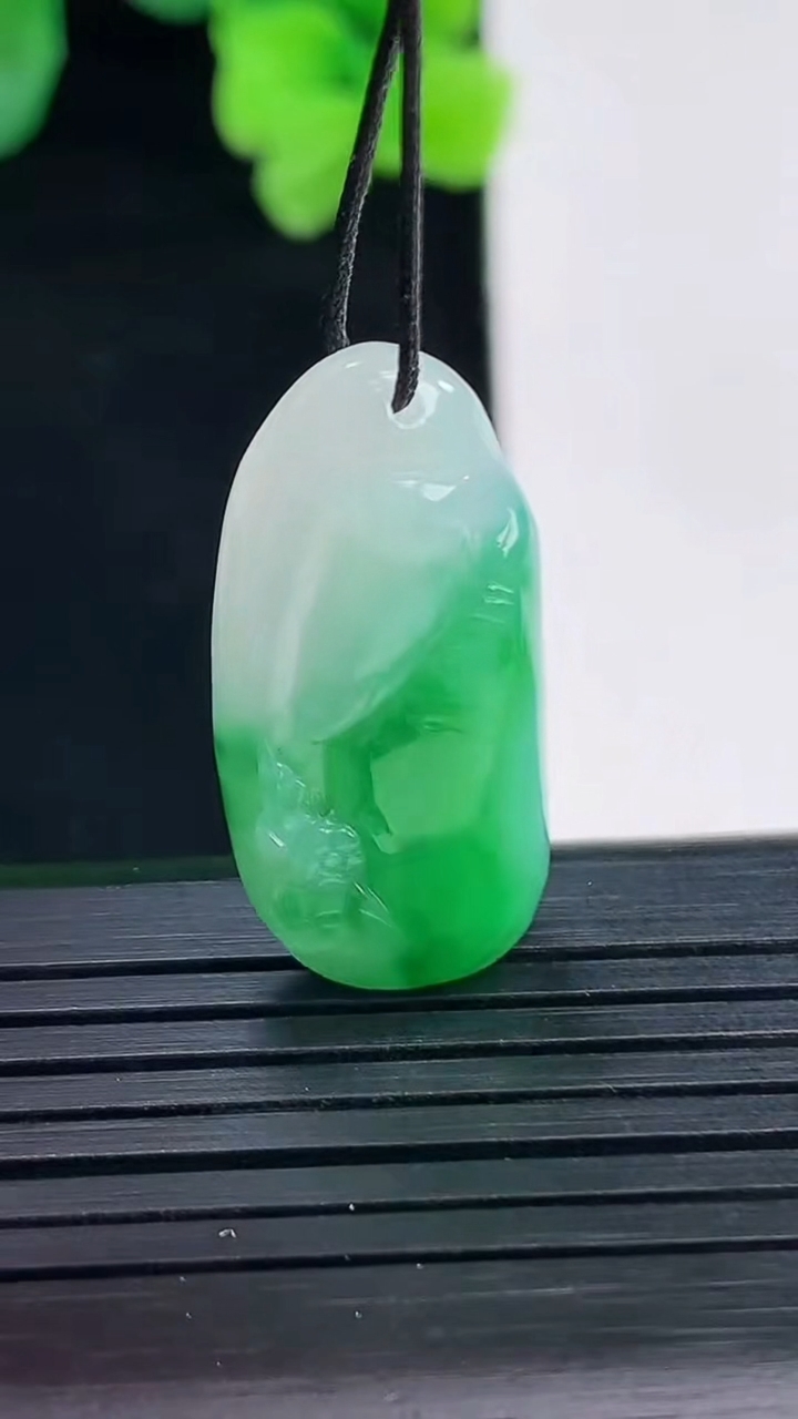 天然A货翡翠鸟语花香吊坠尺寸27.4-13.7-7.1重量:5.38g
4月8日