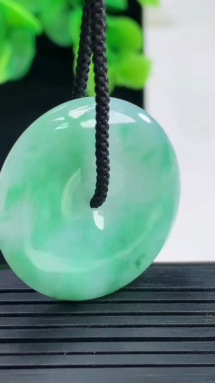 天然A货翡翠平安扣吊坠尺寸31.2-6重量:13.13g
4月8日