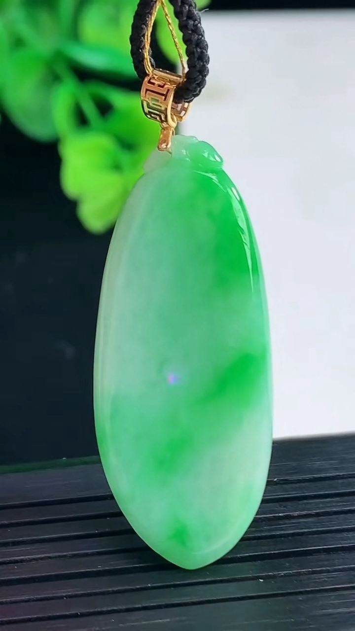 天然A货翡翠福瓜吊坠尺寸41.7-17.2-9.2重量:13.92g
4月8日