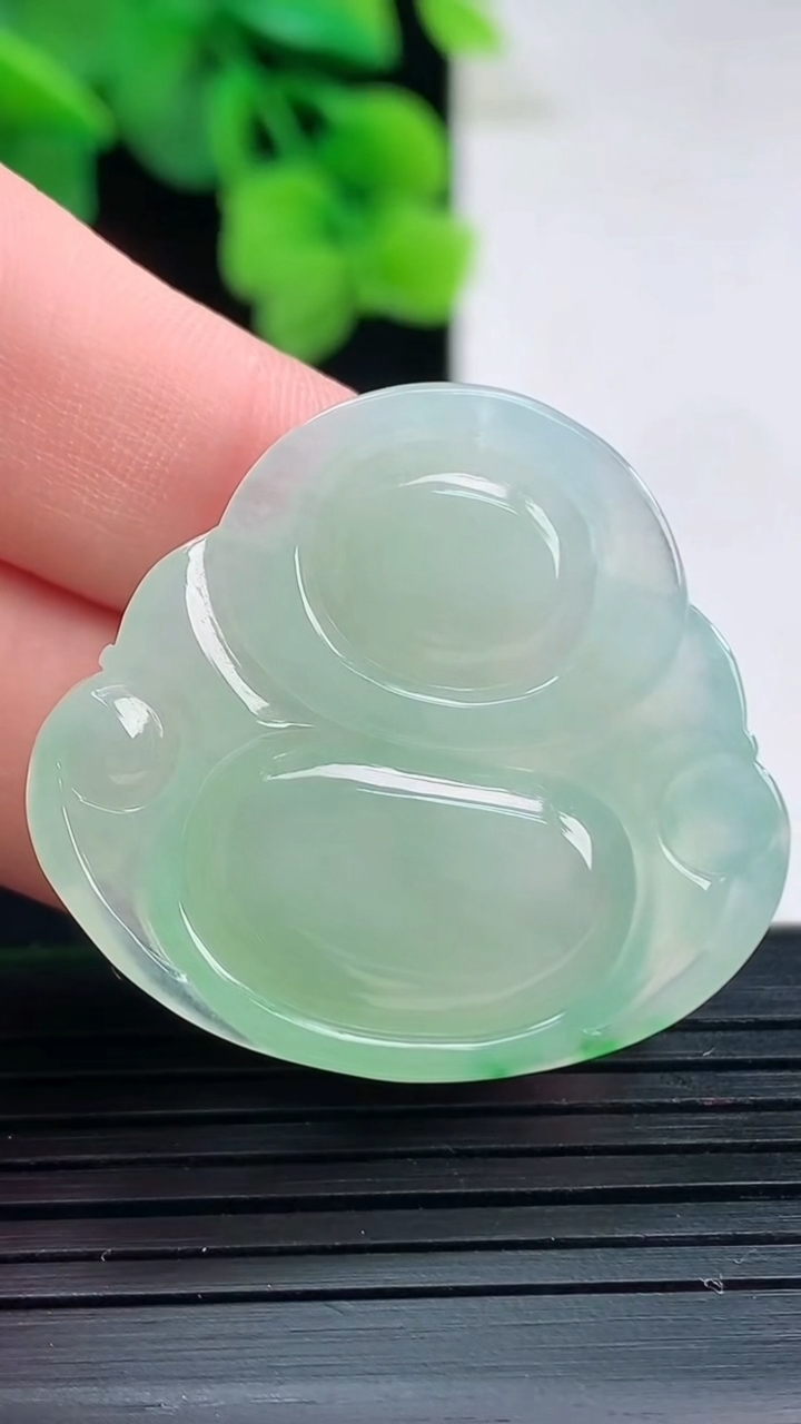 天然A货翡翠佛公吊坠尺寸29.3-32.8-5.7重量:8.37g
4月8日