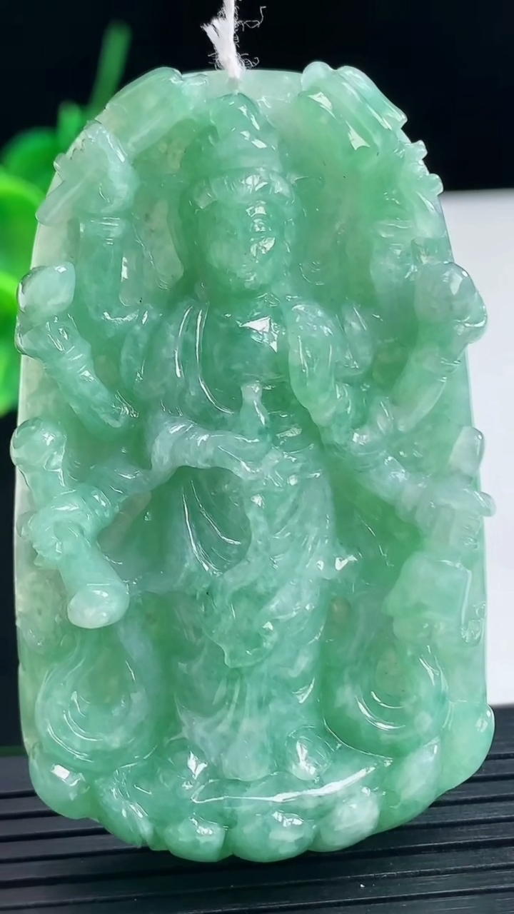 天然A货翡翠千手观音吊坠尺寸65.1-39.6-11.4重量:53.05g
4月8日