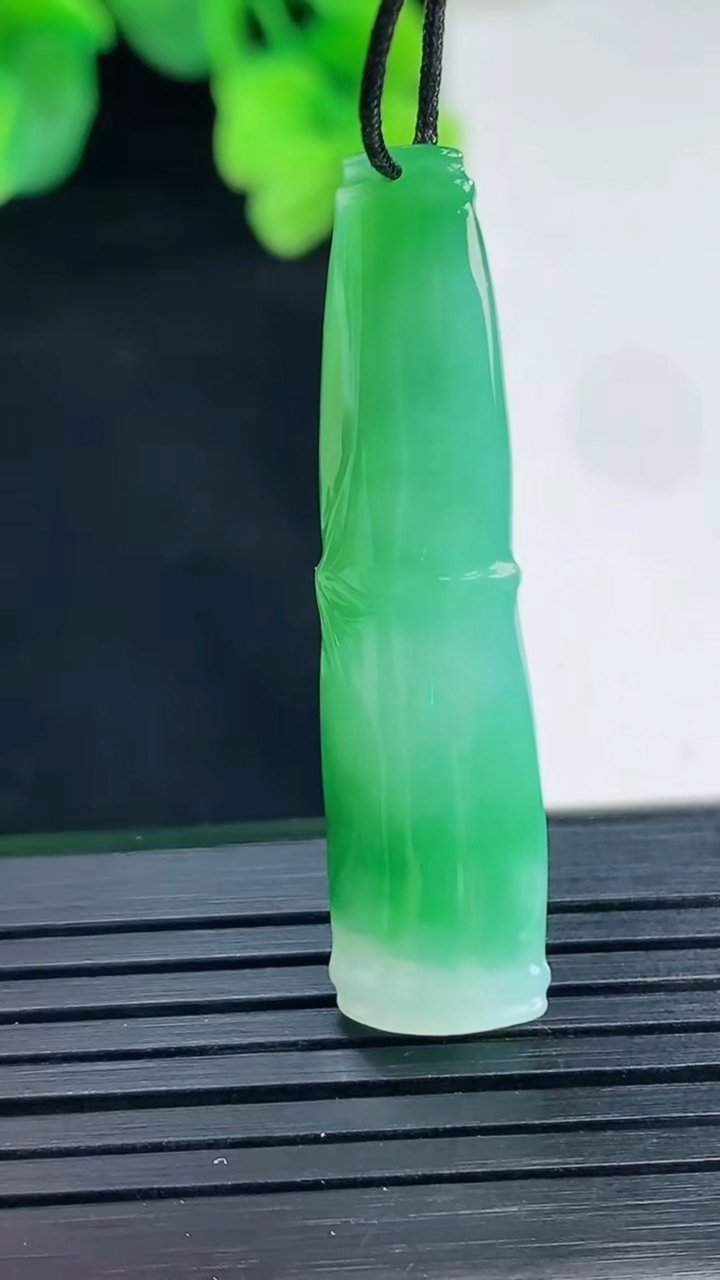 天然A货翡翠节节高升 竹节吊坠尺寸39.5-10-6.2重量:4.76g
4月8日