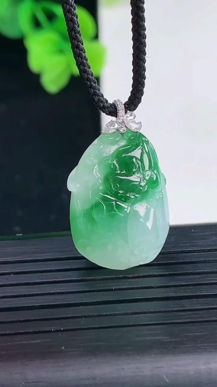 天然A货翡翠莲蓬吊坠尺寸27.6-15.8-9.8重量:6.19g
4月8日