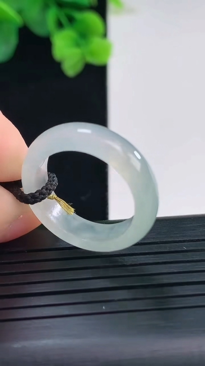 天然A货翡翠指环戒指尺寸18.5-5.6-3.3重量:3.67g2026年4月8日
工厂直销收藏佳品,种好水足，色泽均匀，有种有色，上手高大气！