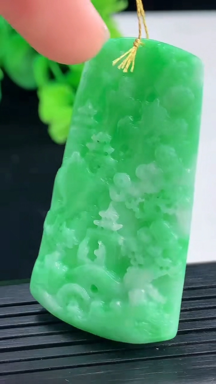 天然A货翡翠山水牌吊坠尺寸48.3-26.2-5.5重量:14.56g
4月8日