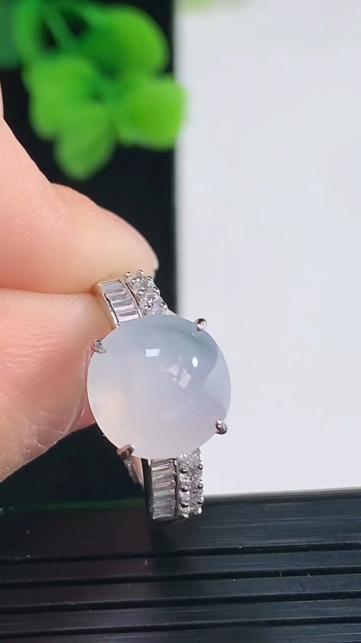 天然A货翡翠蛋面戒指尺寸10.5重量:3.22g2026年4月8日
工厂直销收藏佳品,种好水足，色泽均匀，有种有色，上手高大气！