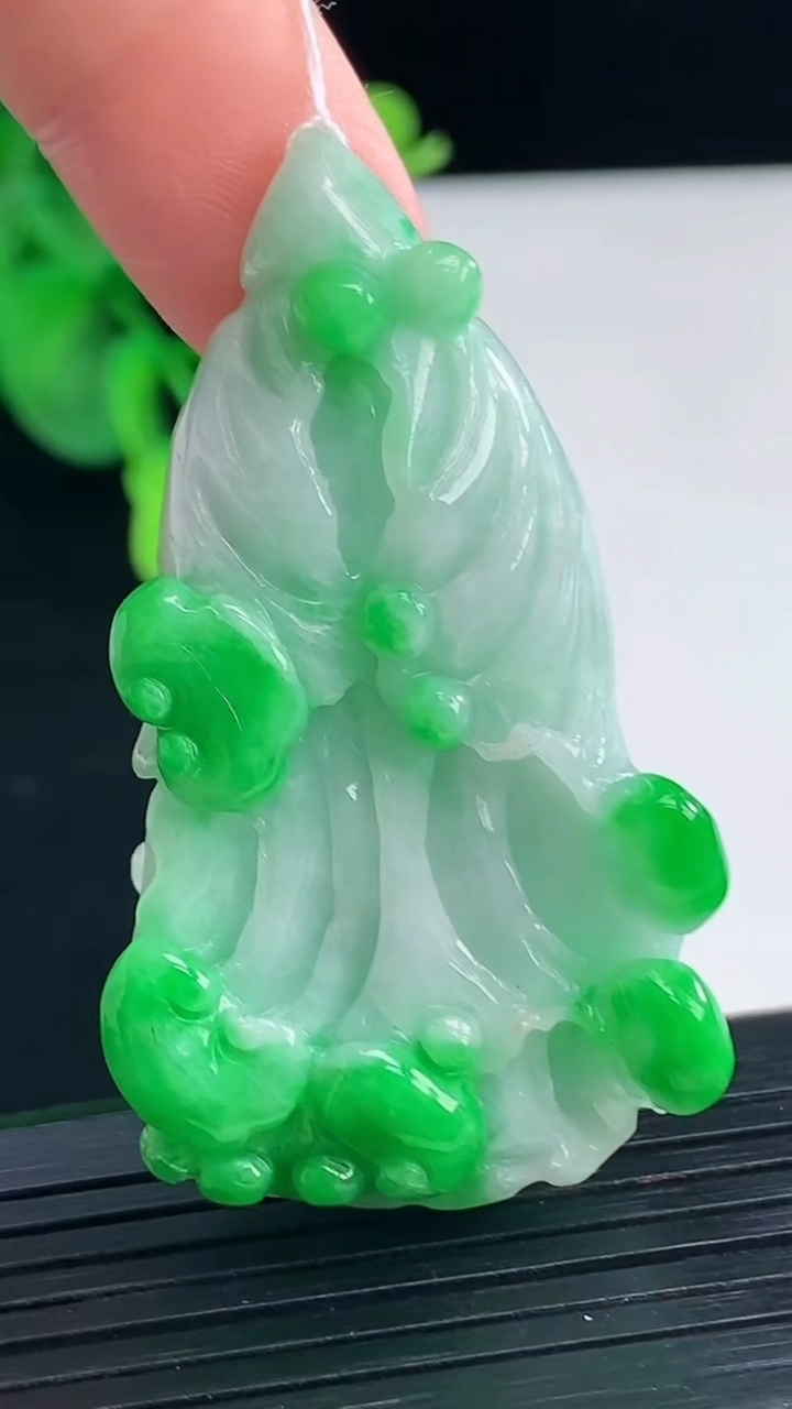 天然A货翡翠白菜吊坠尺寸50.2-28.7-13.7重量:28.46g
4月8日