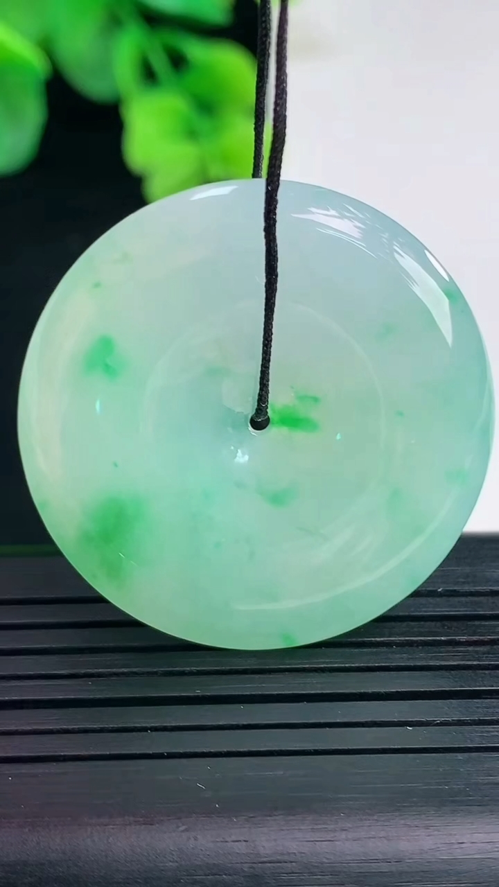 天然A货翡翠平安扣吊坠尺寸35.3-9重量:15.82g
4月8日